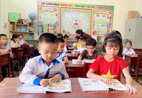 Học sinh lớp Một tại Trường Tiểu học Yến Mao từng bước làm quen với tiếng Việt.