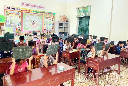 Học sinh lớp Một Trường Tiểu học Yến Mao hào hứng luyện viết chữ trên bảng.