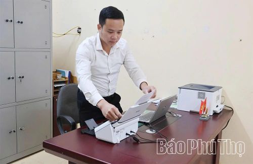 Cán bộ UBKT Đảng ủy xã Nhân Nghĩa số hóa hồ sơ kiểm tra, giám sát theo quy định.