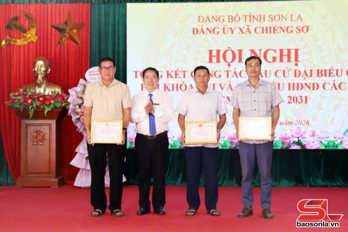 Lãnh đạo Đảng ủy xã Chiềng Sơ trao giấy khen cho các tập thể.