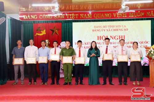 Lãnh đạo UBND xã Chiềng Sơ trao giấy khen cho các cá nhân.