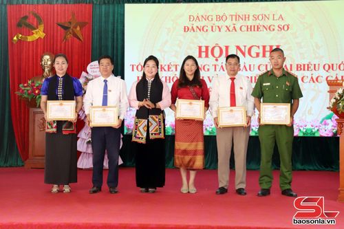 Lãnh đạo Đảng ủy xã Chiềng Sơ trao giấy khen cho các cá nhân.