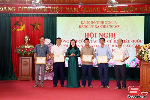 Lãnh đạo UBND xã Chiềng Sơ trao giấy khen cho các tập thể.
