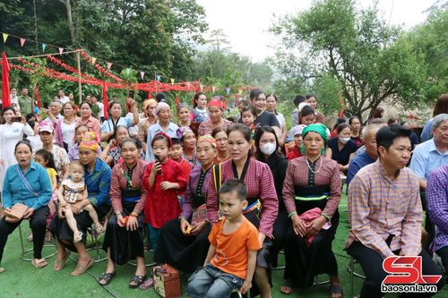 Đông đảo nhân dân và du khách đến xem Lễ hội.