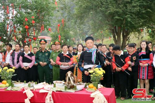 Thầy cúng thực hiện nghi thức cúng.