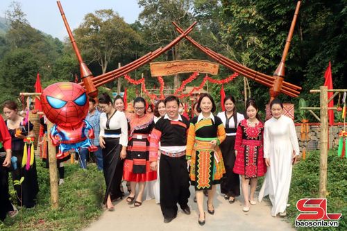 Đông đảo nhân dân du khách tham gia Lễ hội.