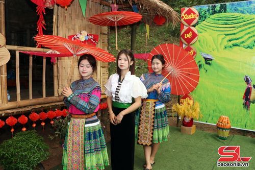Du khách trải nghiệm không gian văn hóa dân tộc Mông tại Lễ hội.