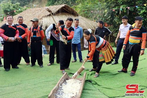 Trải nghiệm làm bánh dày tại Lễ hội.