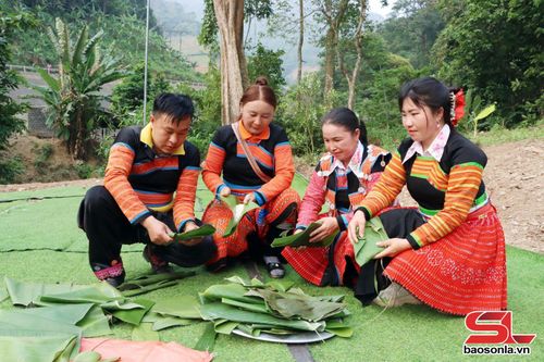 Trải nghiệm làm bánh dày tại Lễ hội.