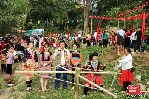 Trải nghiệm dệt vải của đồng bào dân tộc Mông tại Lễ hội.