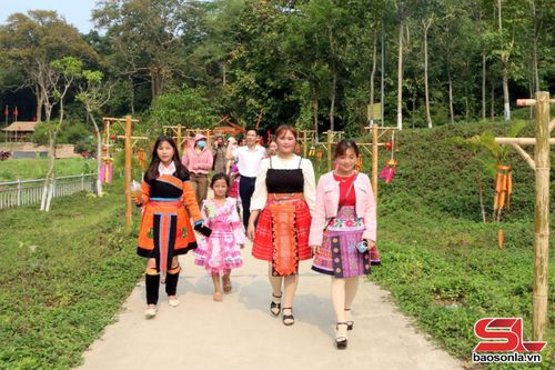 Đông đảo nhân dân du khách tham gia Lễ hội.