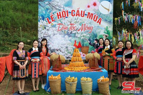 Du khách trải nghiệm không gian văn hóa dân tộc Mông tại Lễ hội.