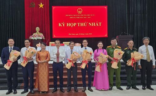  Tặng hoa cho các đồng chí trong Thường trực và Ủy viên UBND phường 