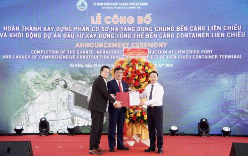 Tại sự kiện, UBND TP. Đà Nẵng trao Quyết định phê duyệt kết quả lựa chọn nhà đầu tư cho liên danh Hateco - APM Terminals B.V. (Hà Lan). Ảnh: VGP