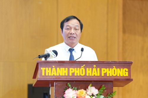 Phó Bí thư Thành ủy, Phó Trưởng Ban Chỉ đạo của Thành ủy về công tác bầu cử, Chủ tịch Ủy ban Bầu cử thành phố Lê Văn Hiệu phát biểu tại hội nghị. Ảnh: Đàm Thanh