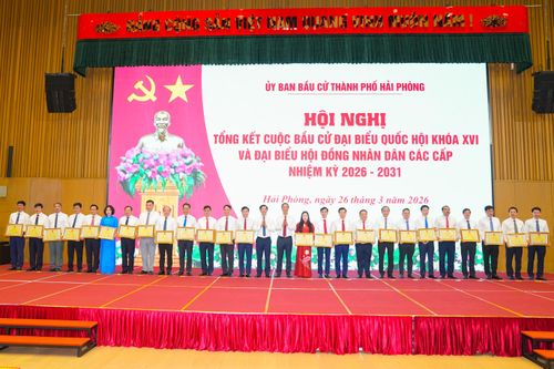 Phó Bí thư thường trực Thành ủy Đỗ Mạnh Hiến và Phó Bí thư Thành ủy, Chủ tịch Ủy ban MTTQ Việt Nam Phạm Văn Lập trao bằng khen cho đại diện các tập thể tiêu biểu góp phần vào thành công chung của cuộc bầu cử. Ảnh: Đàm Thanh