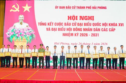 Bí thư Thành ủy Lê Tiến Châu và Chủ tịch UBND thành phố Lê Ngọc Châu trao bằng khen cho đại diện các tập thể tiêu biểu góp phần vào thành công chung của cuộc bầu cử. Ảnh: Đàm Thanh