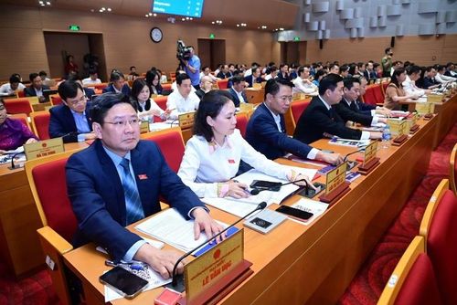 Các đại biểu HĐND Thành phố biểu quyết thông qua Nghị quyết về Quy hoạch tổng thể Thủ đô Hà Nội tầm nhìn 100 năm
