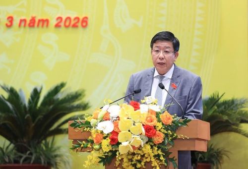 Phó Chủ tịch Thường trực UBND Thành phố Dương Đức Tuấn trình bày dự thảo Nghị quyết