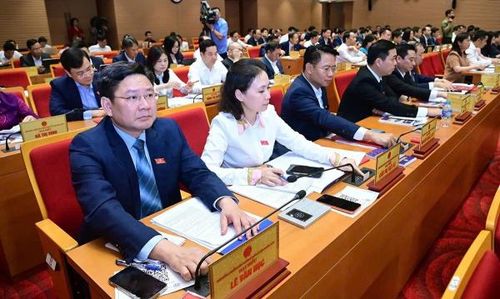 Các đại biểu bấm nút thông qua Nghị quyết Quy hoạch tổng thể Thủ đô 100 năm.