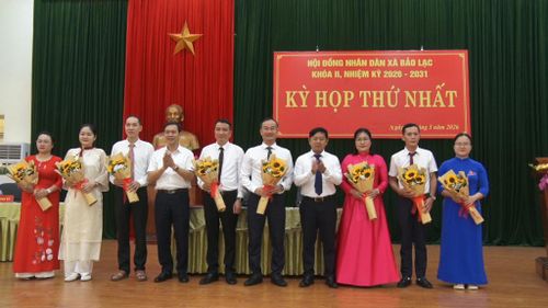 Phó Chủ nhiệm Thường trực Ủy Ban Kiểm tra Tỉnh ủy Lã Hoài Nam và Chánh Thanh tra tỉnh Hà Ngọc Tú tặng hoa chúc mừng các đồng chí giữ chức vụ chủ chốt HĐND, UBND xã Bảo Lạc.