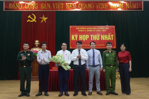 Thường trực Đảng ủy xã tặng hoa chúc mừng đồng chí Ma Thế Trung được bầu giữ chức Chủ tịch UBND xã Bảo Lâm.