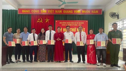 Lãnh đạo xã Hà Quảng trao giấy chứng nhận trúng cử cho các đại biểu HĐND xã nhiệm kỳ 2026 - 2031.