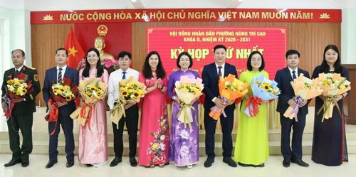 Thường trực Đảng ủy phường tặng hoa chúc mừng các đồng chí được bầu giữ các chức danh chủ chốt HĐND, UBND phường.