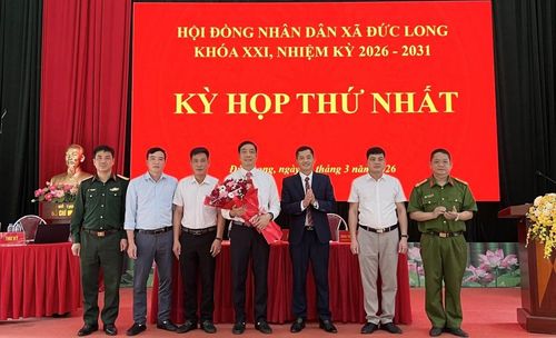 Lãnh đạo Đảng ủy xã chúc mừng Chủ tịch UBND và các ủy viên UBND xã nhiệm kỳ 2026 - 2031.