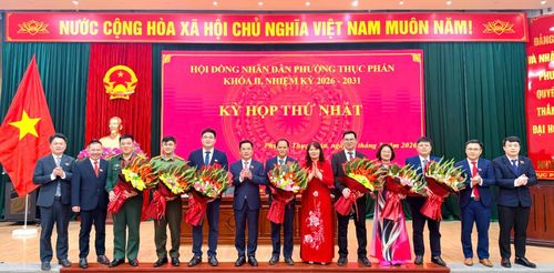 Thường trực Đảng ủy phường tặng hoa chúc mừng lãnh đạo UBND và Ủy viên UBND phường nhiệm kỳ 2026 - 2031.