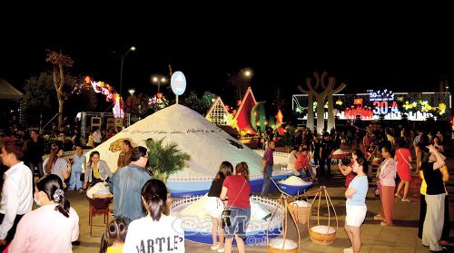 Du khách và người dân trải nghiệm không gian trưng bày muối tại Festival Nghề muối Việt Nam 2025.