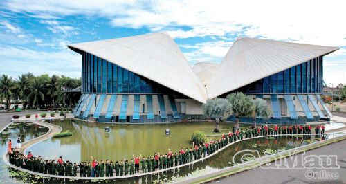 Nhà hát “ba nón lá” là công trình văn hoá độc đáo mang vẻ đẹp rất riêng của vùng đất Cà Mau. Ảnh: PHAN THANH CƯỜNG