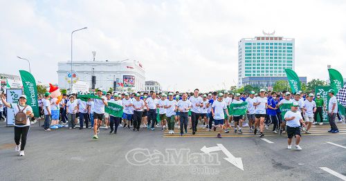 Các vận động viên xuất phát trước Trung tâm Hội nghị tỉnh Cà Mau.