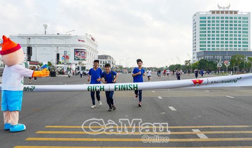  Một trong những nhóm vận động viên về đích đầu tiên trong không khí sôi nổi, hào hứng.