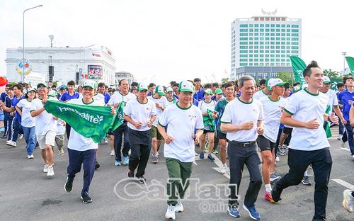  Ông Nguyễn Quốc Thanh, Giám đốc Sở Văn hóa, Thể thao và Du lịch (thứ ba từ phải sang), cùng các thành viên Ban tổ chức giải tham gia chạy.