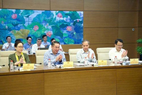 Phó Tổng Kiểm toán nhà nước Trần Minh Khương và các đại biểu tham dự Phiên họp. Ảnh: VPQH