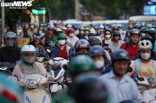 Giao thông ùn tắc khiến xe liên tục dừng - chạy, làm tăng mức tiêu hao nhiên liệu. (Ảnh: Lương Ý)