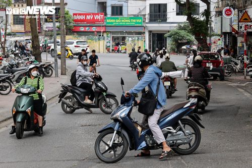 Sáng nay, sau khi câu Long Biên bị rào chắn để sửa chữa, nhiều người đi xe máy đến đây buộc phải quay đầu, tìm hướng di chuyển khác.
