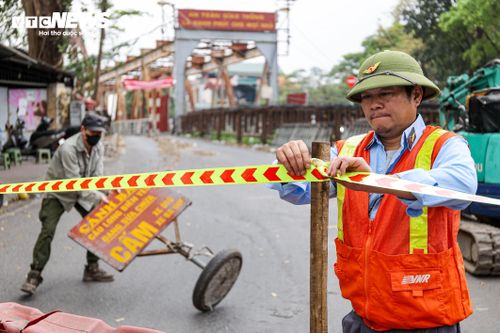 Theo ghi nhận của phóng viên Báo điện tử VTC News, vào khoảng 9h ngày 28/3, lực lượng chức năng đã bố trí tại các lối lên, xuống cầu Long Biên để triển khai rào chắn.