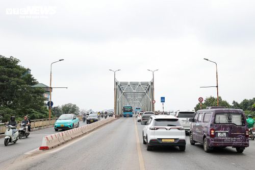 Việc tạm dừng lưu thông qua cầu Long Biên khiến các phương tiện chuyển hướng sang cầu Chương Dương. Tuy nhiên, do thời điểm triển khai là ngày cuối tuần và ngoài giờ cao điểm nên chưa ghi nhận tình trạng ùn tắc giao thông.