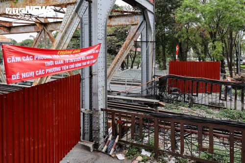 Trước đó, hệ thống cửa chắn đã được lắp đặt tại các lối lên, xuống cầu Long Biên nhằm phục vụ việc đóng, mở linh hoạt trong quá trình bảo trì, sửa chữa.