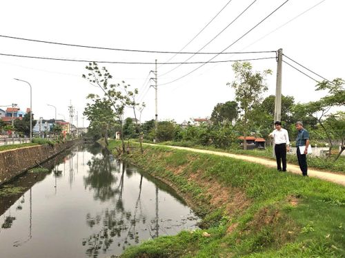 Bờ hữu kênh 71, đoạn xã Hòa Phú bị sụt sạt, thiếu cao trình, cần sớm sửa chữa, nâng cấp để phát huy năng lực thoát lũ rừng ngang. Ảnh: Kim Nhuệ