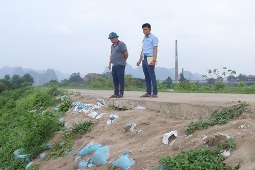 Nhiều tuyến đê ở các xã: Mỹ Đức, Hương Sơn, Hồng Sơn xuống cấp, chưa đáp ứng yêu cầu ngăn lũ rừng ngang, giao thông. Ảnh: Kim Nhuệ 