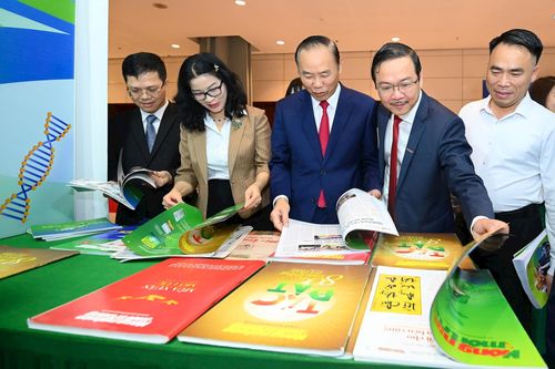 Thứ trưởng Phùng Đức Tiến thăm gian hàng của Báo Nông nghiệp và Môi trường tại hội nghị. Ảnh: Tùng Đinh