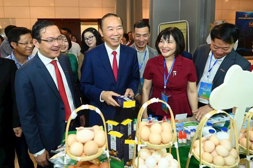 Các đại biểu tham quan gian hàng về chăn nuôi, thú y trưng bày tại hội nghị. Ảnh: Tùng Đinh