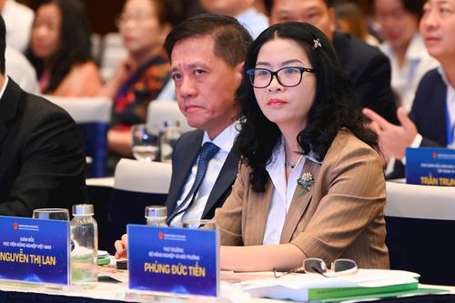 Các đại biểu lắng nghe phần trình bày tham luận. Ảnh: Tùng Đinh