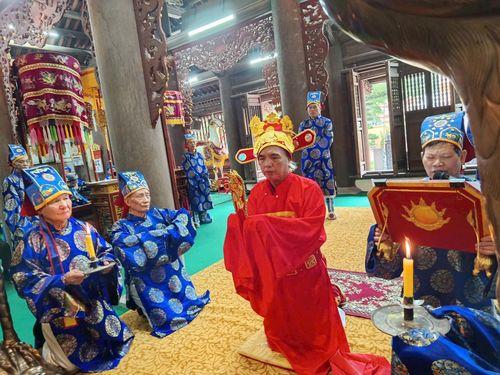 Nghi thức dâng lễ tại đình Phạm Tu . (Ảnh: KIm Xuyến)