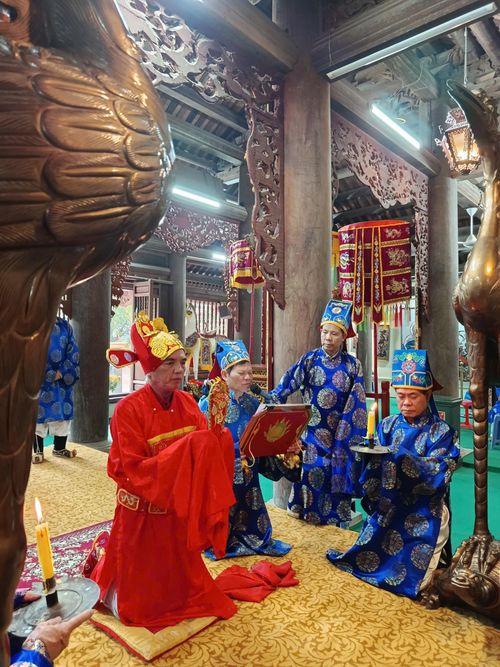 Các cụ cao tuổi làm lễ tại đình làng
