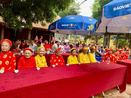 Các bô lão cùng nhân dân trong làng dự khai mạc lễ hội. Ảnh: Kim Xuyến.
