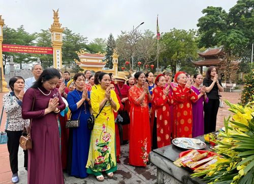 Con em quê hương Thanh Liệt dâng hương tưởng nhớ công lao Thành hoàng làng. Ảnh: Kim Xuyến.